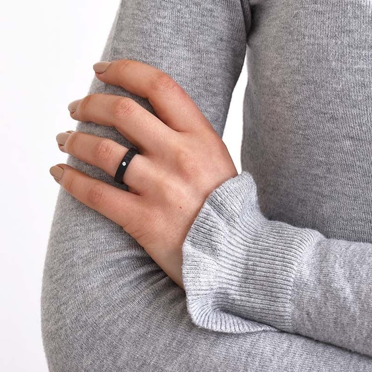 Plochý karbónový snubný prsteň so zirkónmi Noits 165579