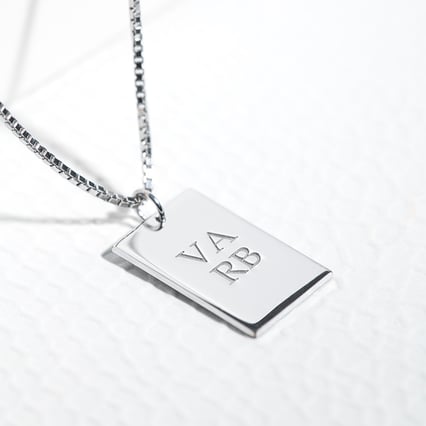 Zlatý obdĺžnikový prívesok s obojstranným gravírom Montel