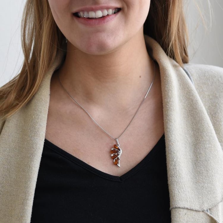 Jantárové anjelské krídlo v strieborném prívesku Benicia 52059