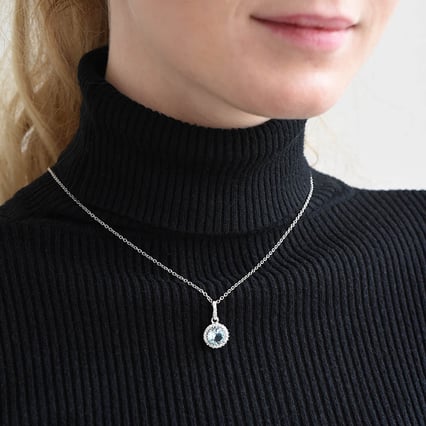 Strieborný halo prívesok s nebesky modrým topásom Sadiya