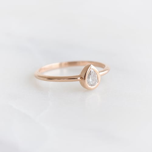 Minimalistický prsteň s pear diamantom Moyer