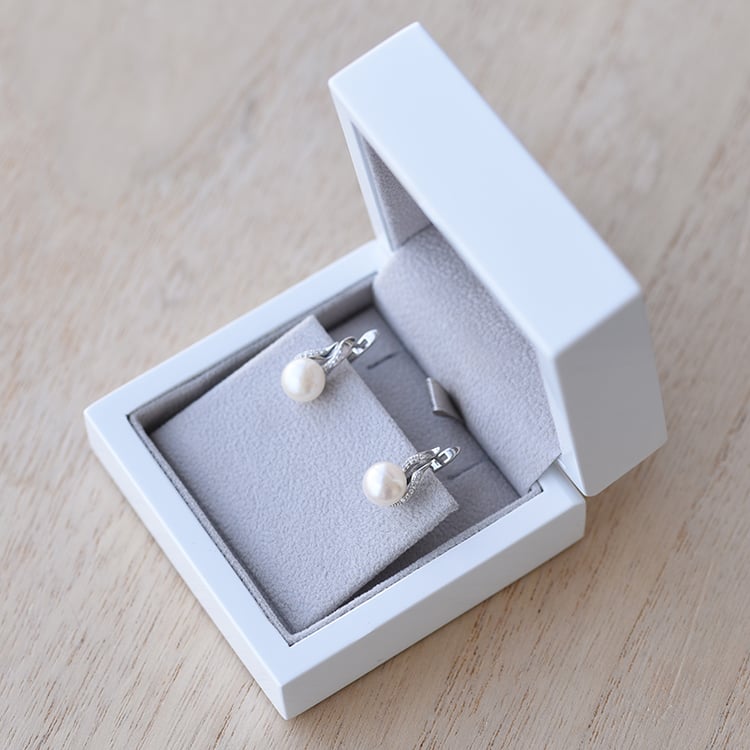 Strieborné perlové náušnice 61316