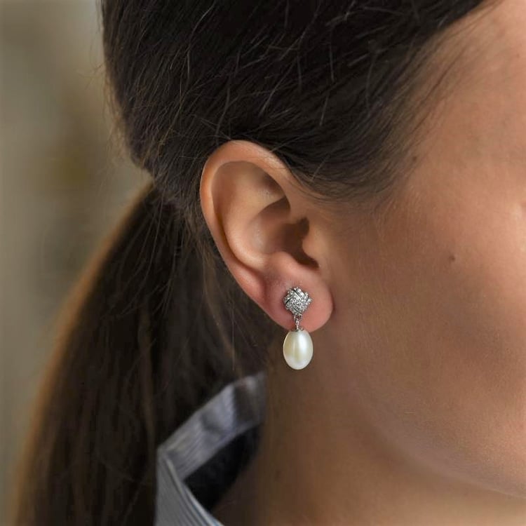 Strieborné visiace perlové náušnice 105033