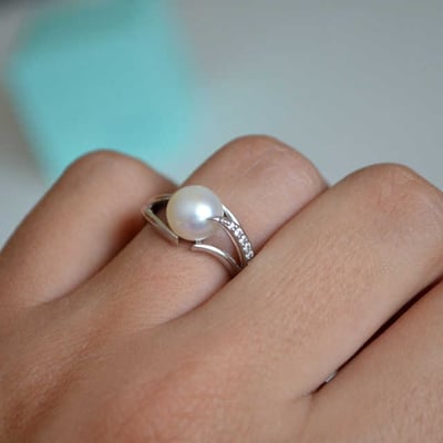 Perlový strieborný prsteň so zirkónmi 