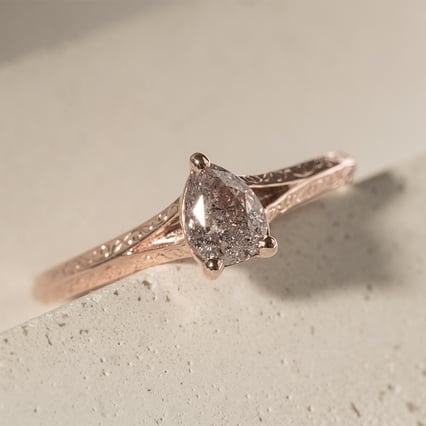 Ručne rytý prsteň s pear salt and pepper diamantom Dalia