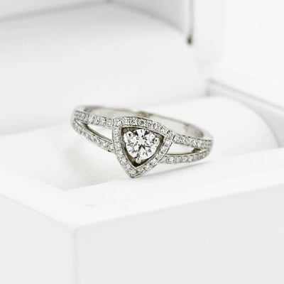 Platinový zásnubný prsteň s diamantmi