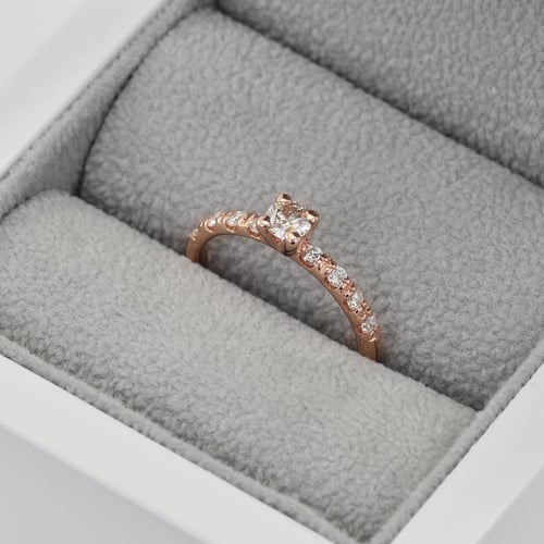 Zásnubný prsteň s diamantmi Mae