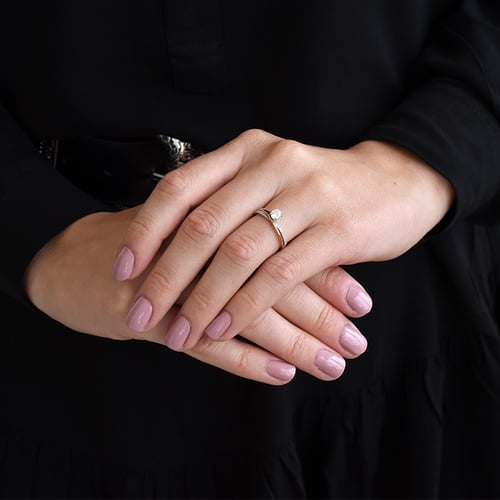Atypický zásnubný prsteň s postrannými diamantmi Haearn