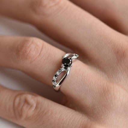 Zásnubný prsteň s čiernymi a bielymi diamantmi Damica
