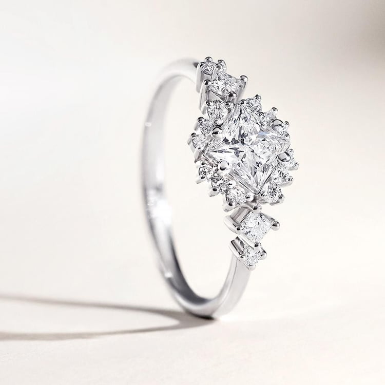 Zásnubný prsteň z bieleho zlata s princess lab-grown diamantom Medrie 158499