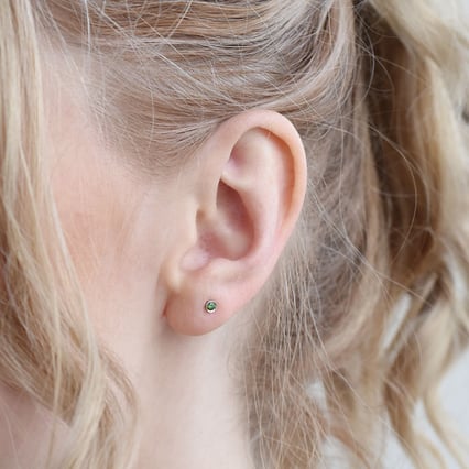 Strieborné minimalistické bezel náušnice so zelenými diamantmi Viosa