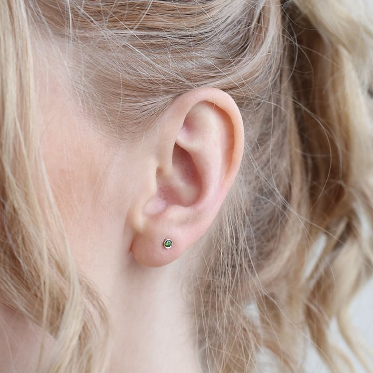 Strieborné minimalistické bezel náušnice so zelenými diamantmi Viosa 102926