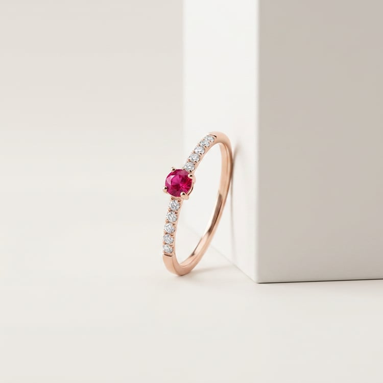 Strieborný prsteň s rubínom a bočnými lab-grown diamantmi Mikey 170995