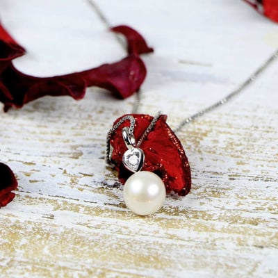 Strieborný náhrdelník s bielou perlou