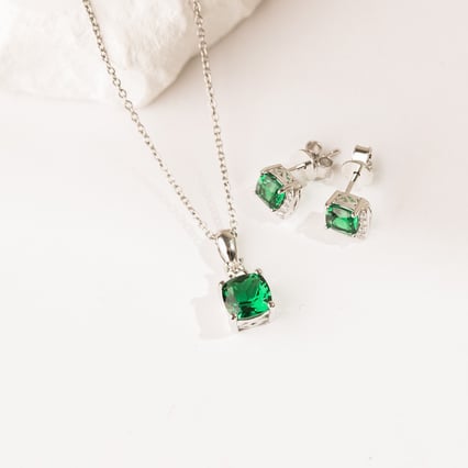 Strieborný prívesok so simulovaným smaragdom Anora