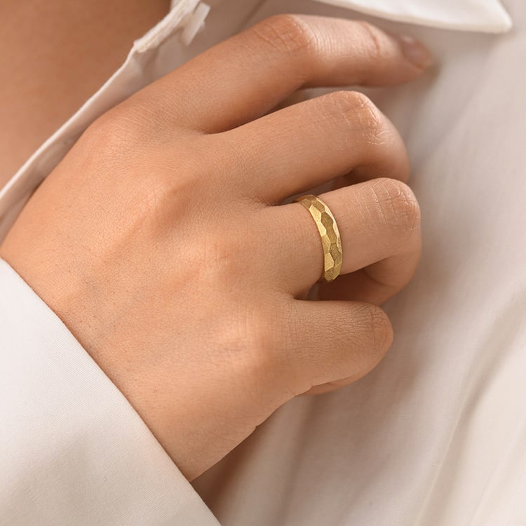 Matné tepané svadobné obrúčky zo zlata Zura 156815