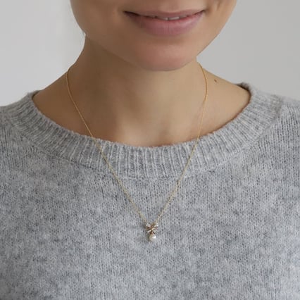 Perlový prívesok so zlatou mašľou a diamantmi Mischa