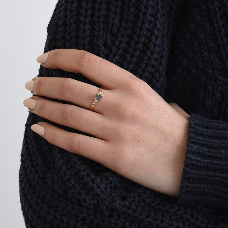 Prsteň s tmavo sivým surovým diamantom 74450