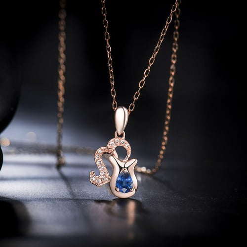 Prívesok v znamení Vodnára so zafírom a diamantmi Aquarius
