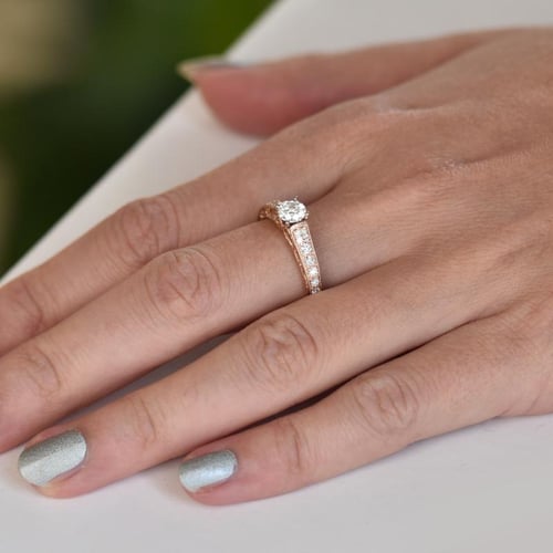 Zásnubný prsteň vo vintage štýle s moissanitom a lab-grown diamantmi Nadria