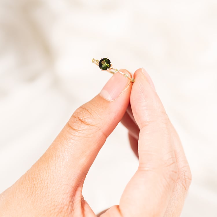 Prsteň so zeleným turmalínom a postrannými olivínmi Jelena 120268