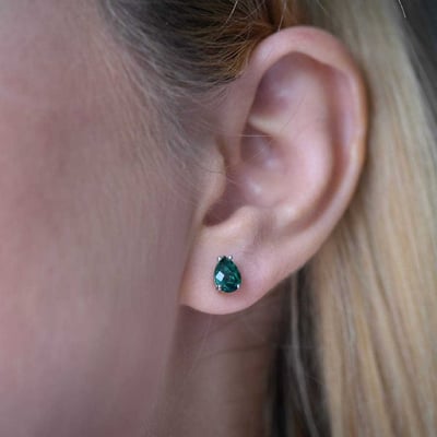 Zlaté náušnice so smaragdovými slzami