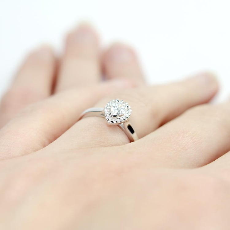 Zásnubný prsteň s diamantmi z 18k zlata na ruke Josie 5015