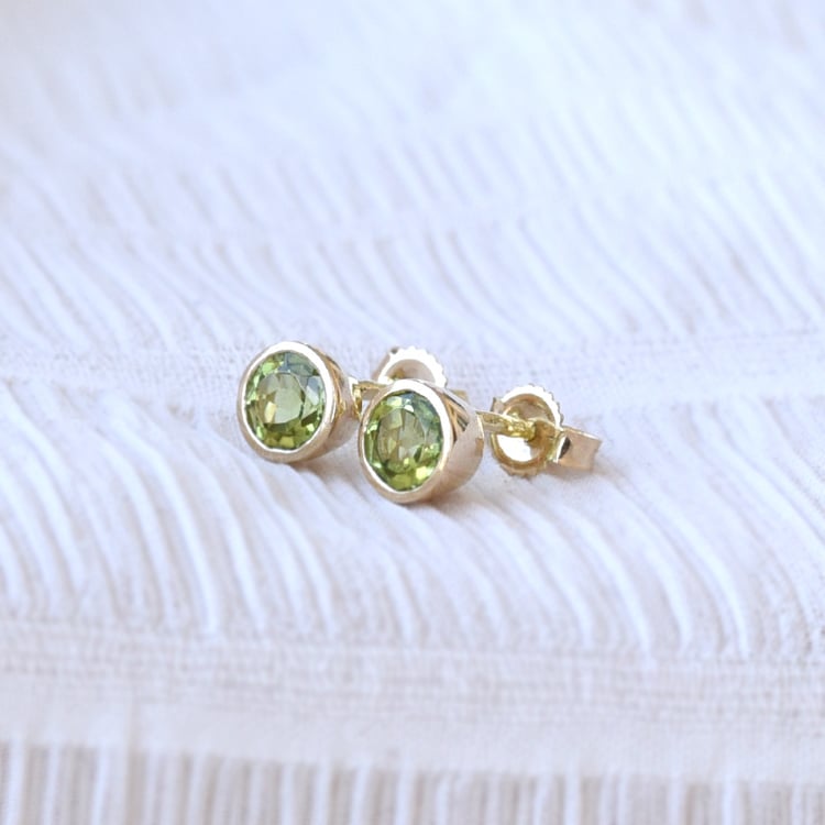 Strieborné bezel náušnice s olivínmi Sontre 102723