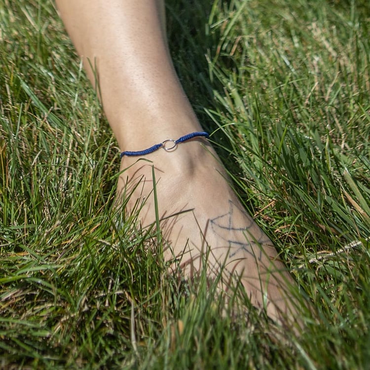 Strieborný povrázkový náramok so symbolom Karma 108769