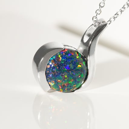 Čierny opál v striebornom prívesku Maili