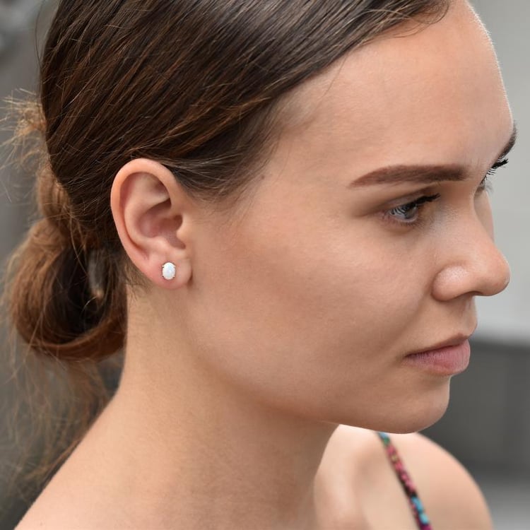 Náušnice s oválnymi bielymi opálmi 45360