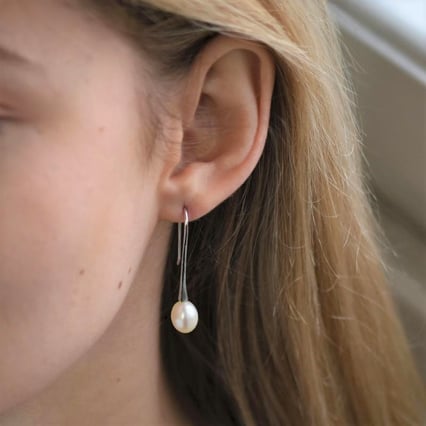 Minimalistické visiace perlové náušnice Annalise