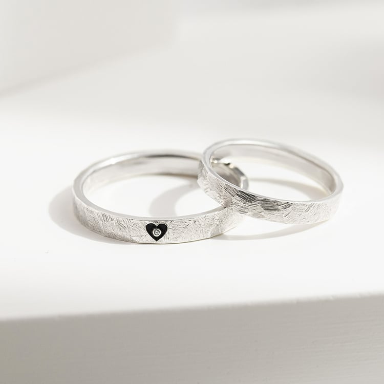 Zlaté atypické svadobné obrúčky s gravírom srdca 157232