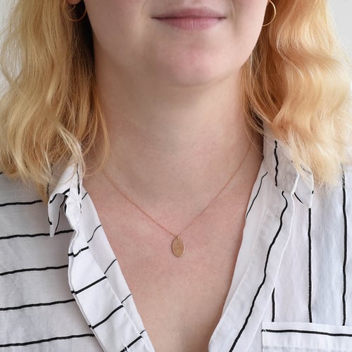 Romantický prívesok s kvetinou a gravírom podľa vašej voľby Fleur
