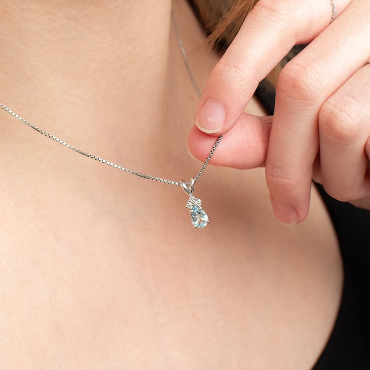 Akvamarínová slza s diamantmi v zlatom prívesku Erikka 135524