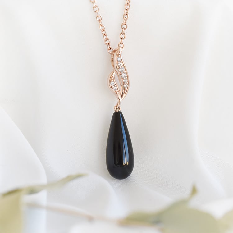 Pozlátený prívesok s čiernym onyxom 90617