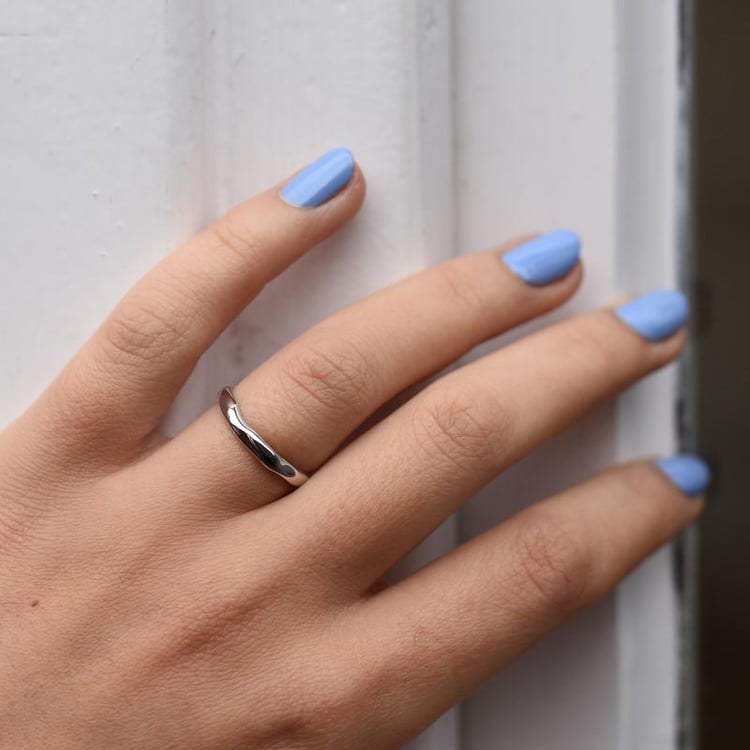 Pokrivený dámsky platinový snubný prsteň s lesklým povrchom 76505