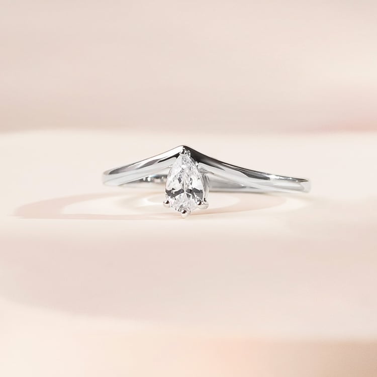 Zásnubný prsteň s pear moissanitom 154869