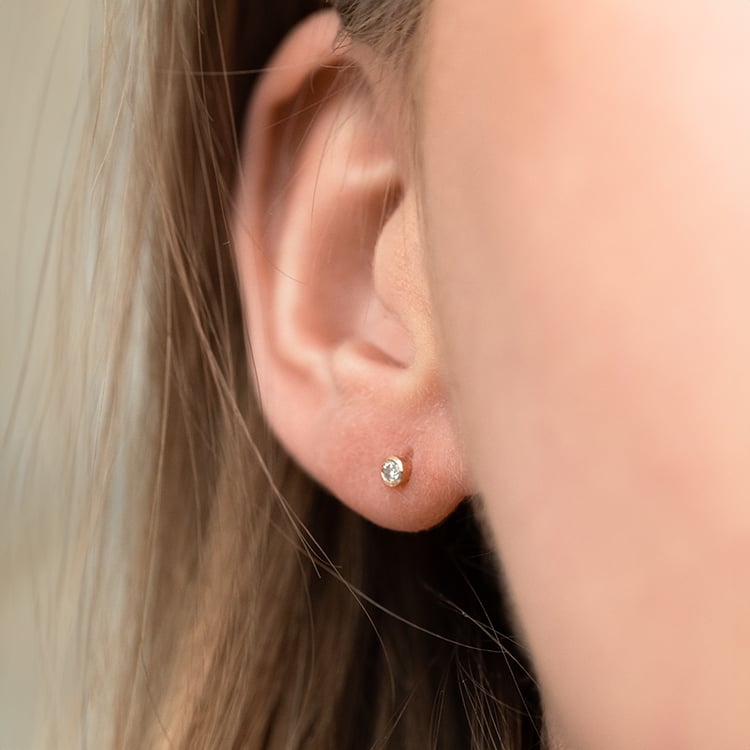 Minimalistické bezel náušnice s diamantmi Viosa 135224