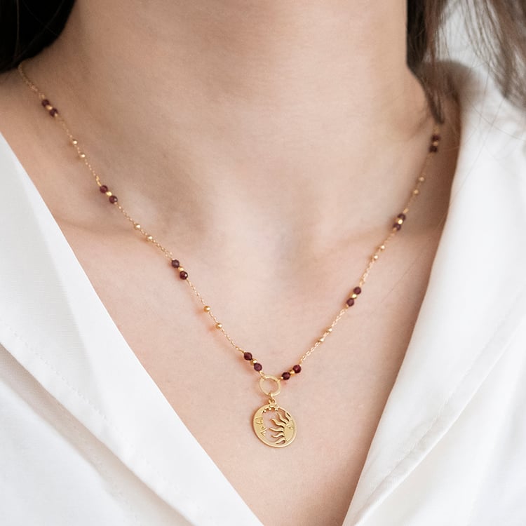 Pozlátený náhrdelník s granátovými korálkami a príveskom Luna 115673