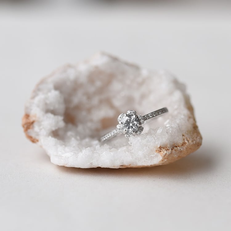 Zásnubný prsteň v tvare kvetu s mossanitem 66049