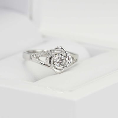 Prsteň s kvetom v tvare ruže