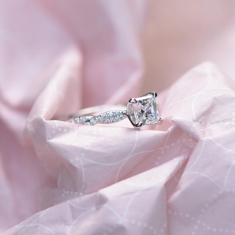 Zlatý prepletený zásnubný prsteň s diamantom 49515