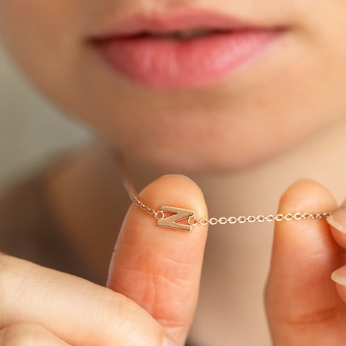 Náhrdelník s písmenom vašej voľby a diamantom Lupe