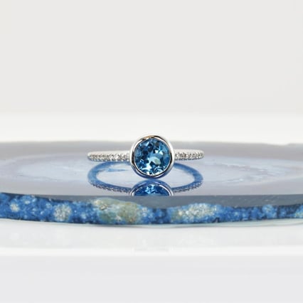 Nebeský topás v zlatom prsteni s diamantmi Czarina