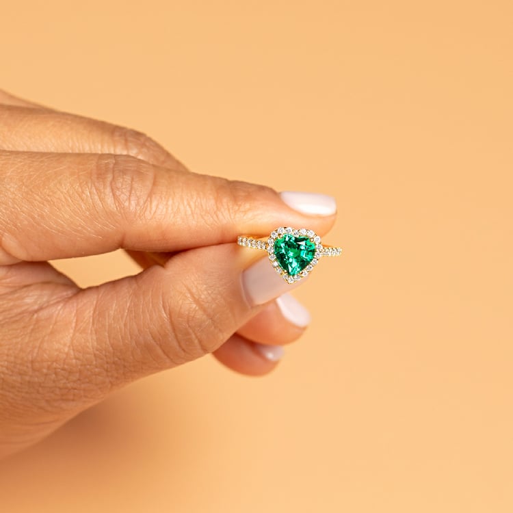 Zlatý halo prsteň s lab-grown smaragdom v tvare srdca a diamantmi Roger 136558