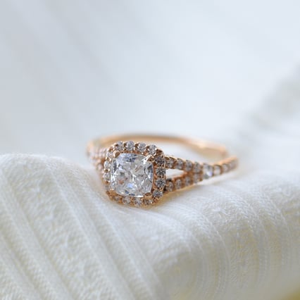 Zásnubný halo prsteň posiaty diamantmi Malia