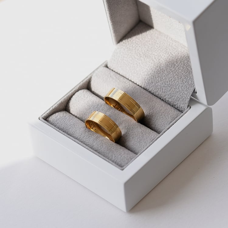 Obrúčky s ryhami a matným povrchom 61457