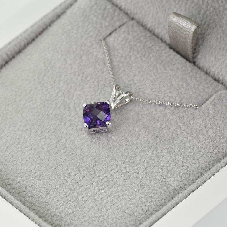 Fialový ametyst v zlatom náhrdelníku 38158