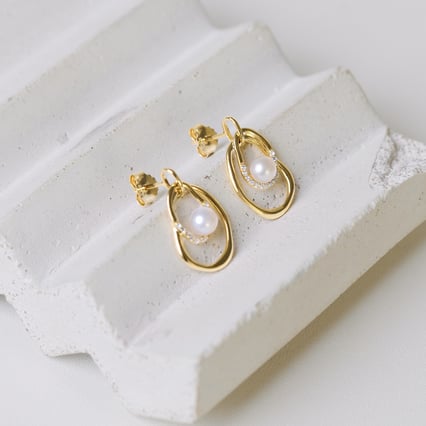 Strieborné perlové náušnice s bielym topásom Frina